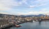 Blick über den Hafen zur Altstadt Genua