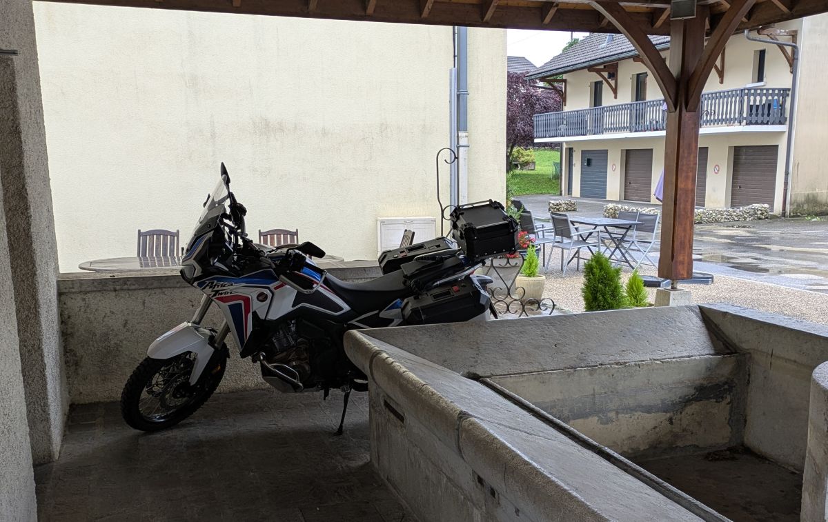 07-die-AfricaTwin-steht-geschuetzt